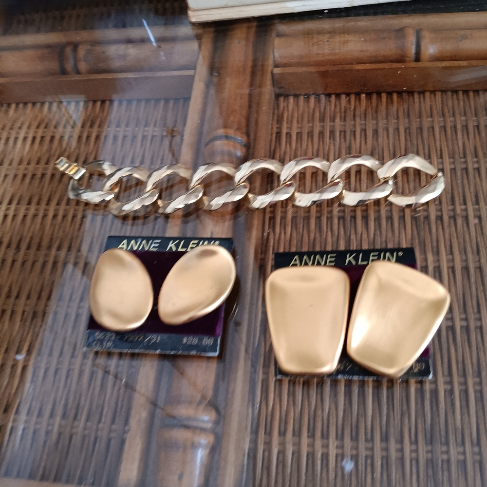 VINTAGE ANNE KLEIN EARRINGS & BRACELET LOT - Picture 3 of 5
